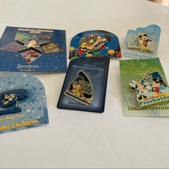 Disney pins / bundle of passholder exclusive pins - Picture 2 of 9